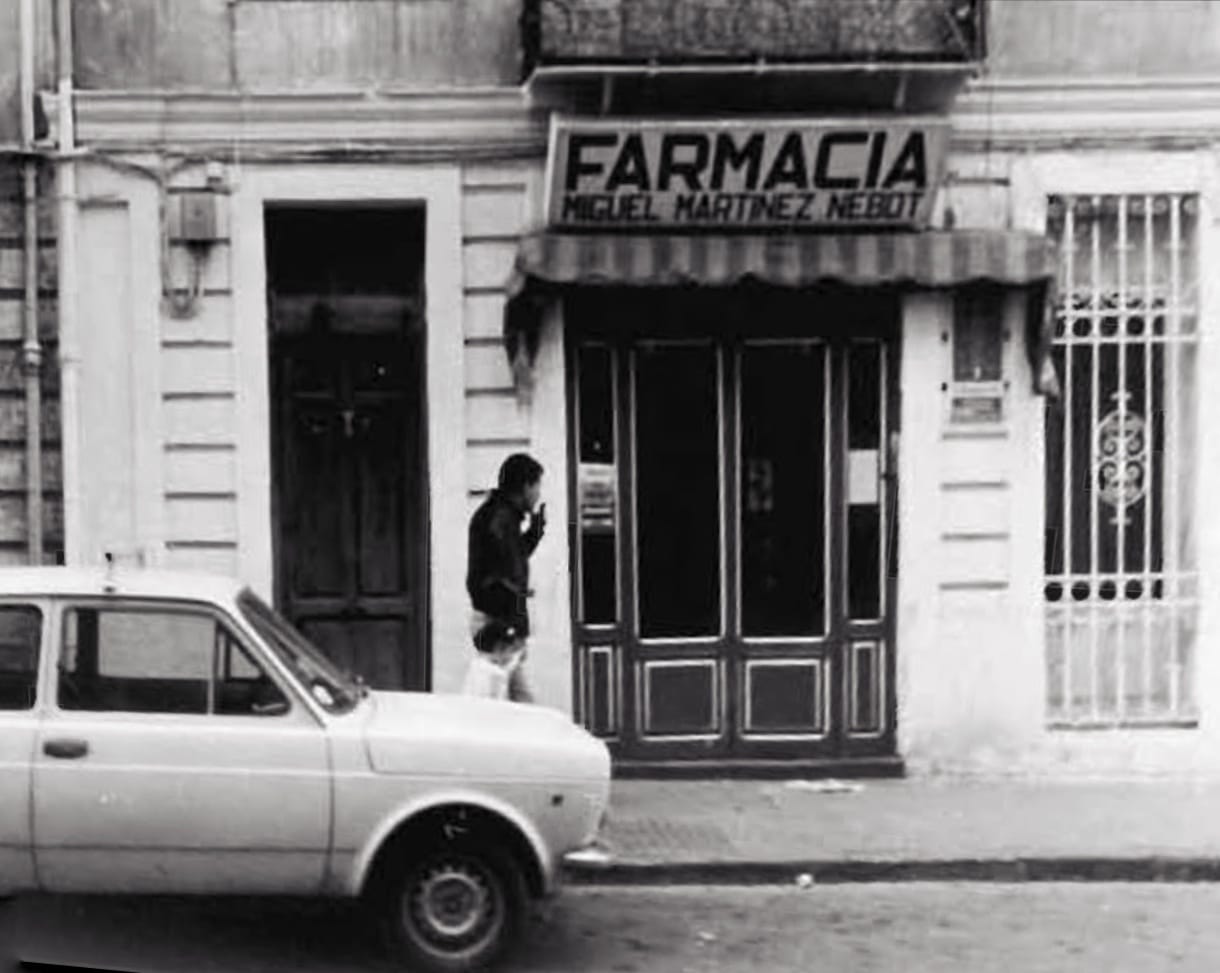 Fotografía histórica en blanco y negro de la fachada de la farmacia de nuestros abuelos.