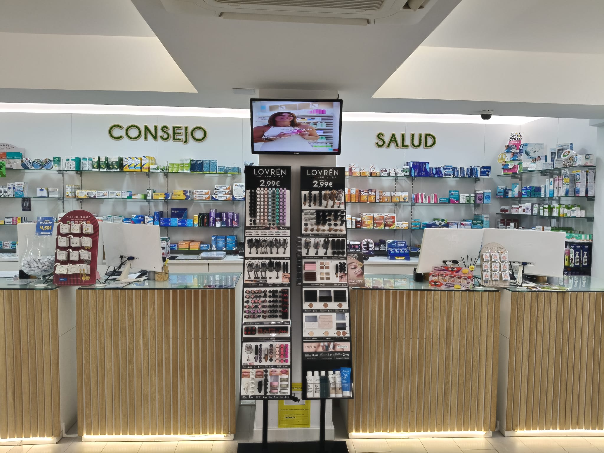 Interior actual de Farmacia Roma Salud, con sus mostradores y las palabras Consejo y Salud.